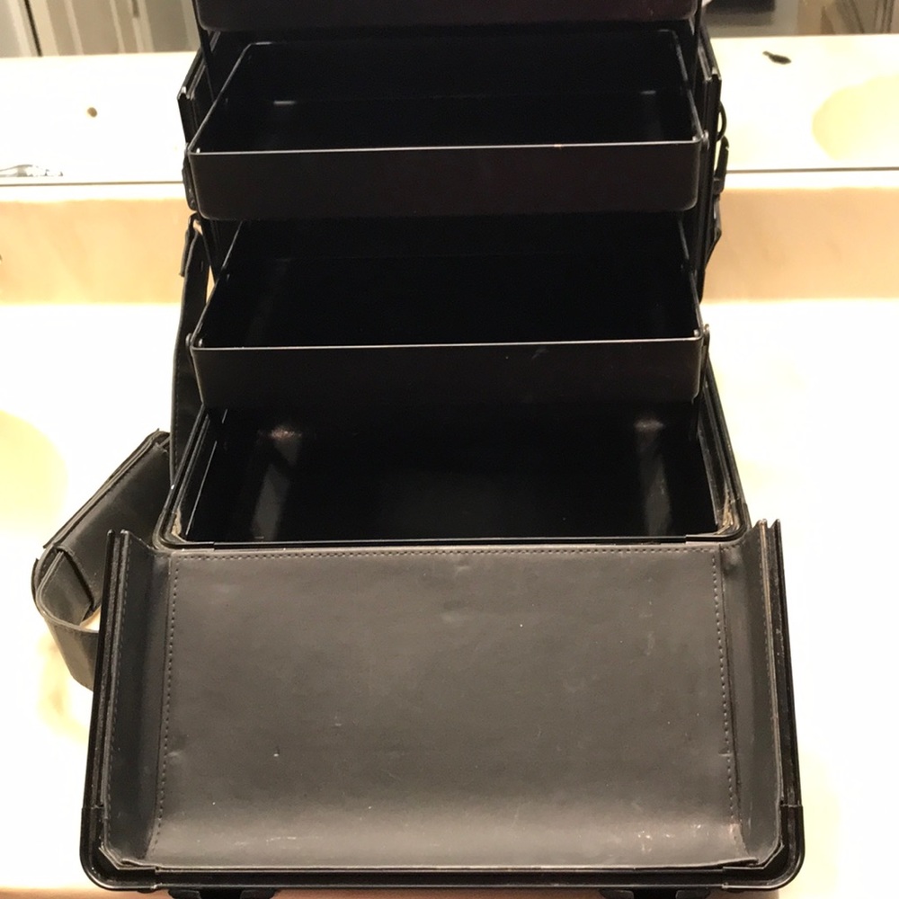 MAC makeup case discontinued 🔑 🔐 - Picture 7 of 8